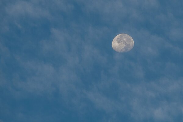 Foto della Luna con le nuvole, bella