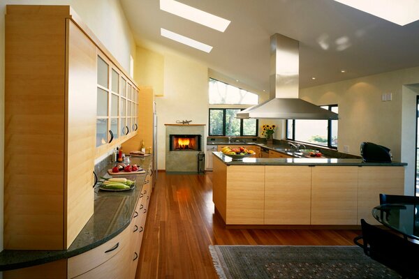 Gran cocina con muebles en colores claros