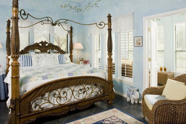 Wnętrze niebieskiej sypialni w stylu retro