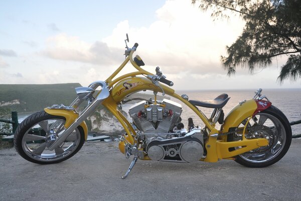 Hermosa moto de color amarillo en el muelle