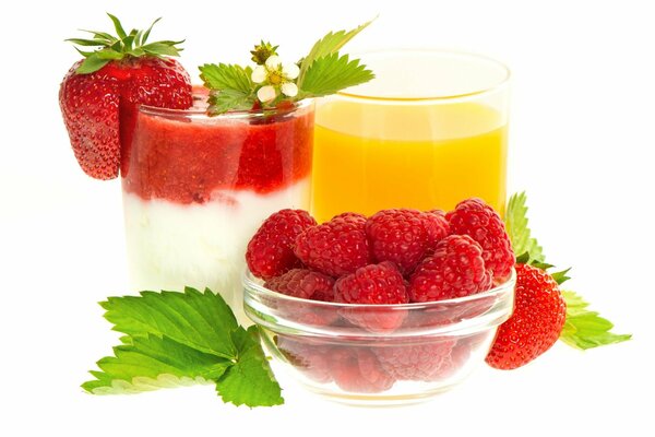 Himbeeren, Erdbeeren und gelber Saft