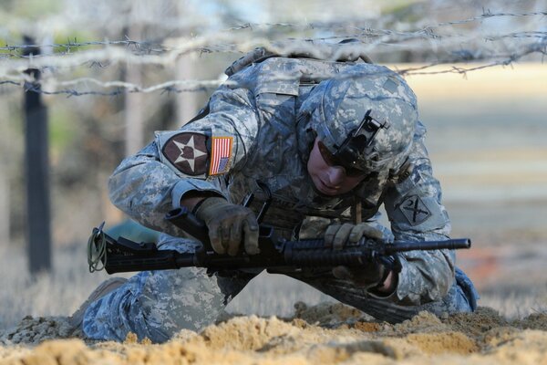Soldat avec des armes sur la formation dans l armée