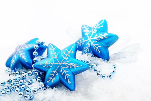 Jouets de Noël de couleur bleue avec des perles sur fond clair