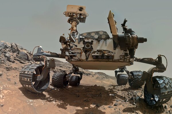 Rover explorant les étendues de mars