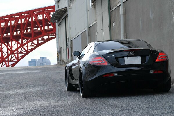 Czarny Mercedes Benz przed mostem