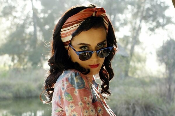 Katy Perry with curly glasses