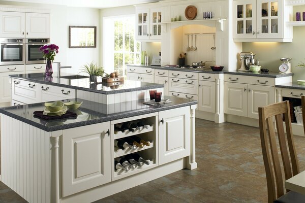 Amplia cocina en blanco