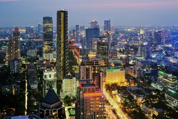 La Thailandia si illumina di notte con bellissimi colori