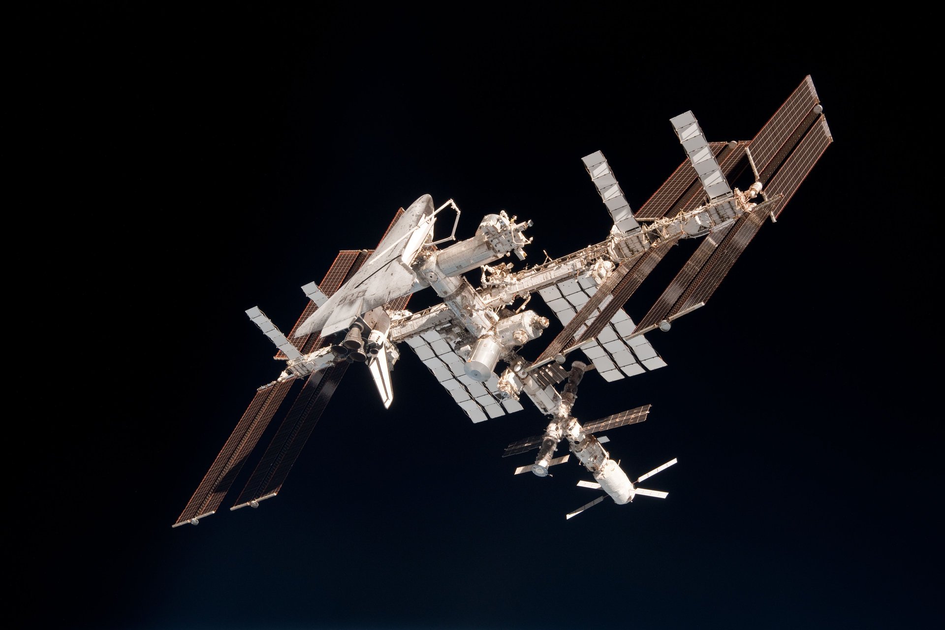 iss navette spatiale amarrage espace satellite