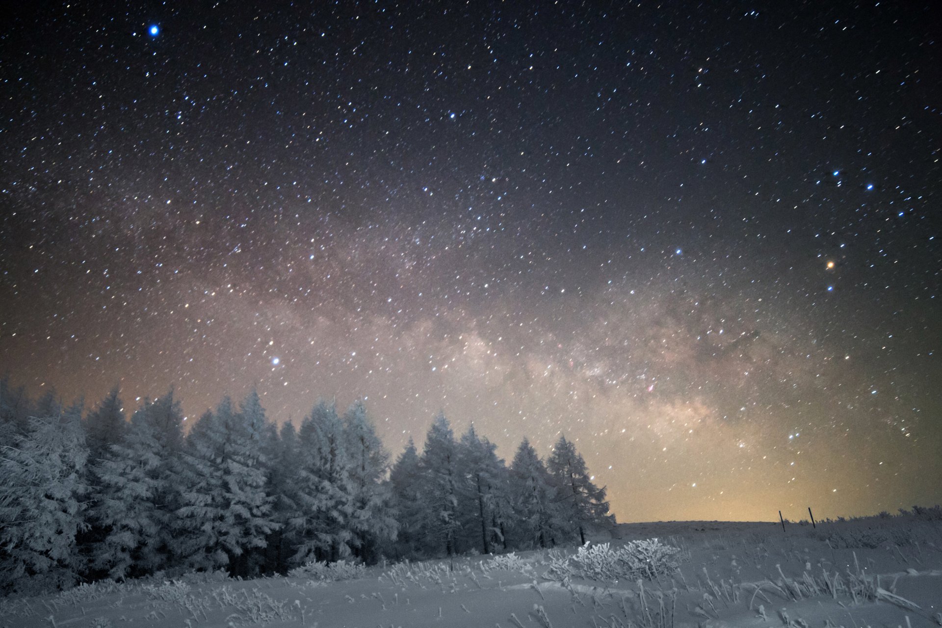 kosmos gwiazdy noc przestrzeń droga mleczna drzewa śnieg