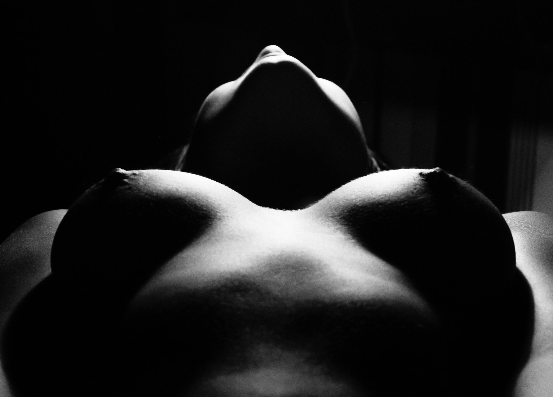 Чёрно-белая фотография голой груди - обои на рабочий стол.