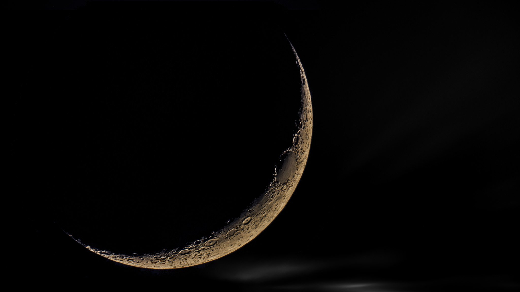 Луна новое видео. Месяц фото и Луна. Полумесяц на черном фоне.