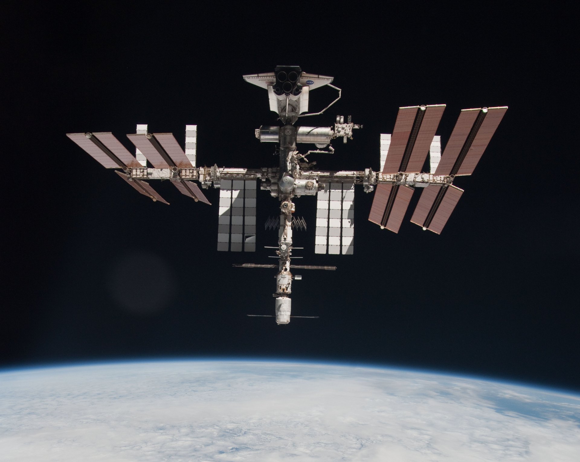 iss navette spatiale amarrage espace satellite