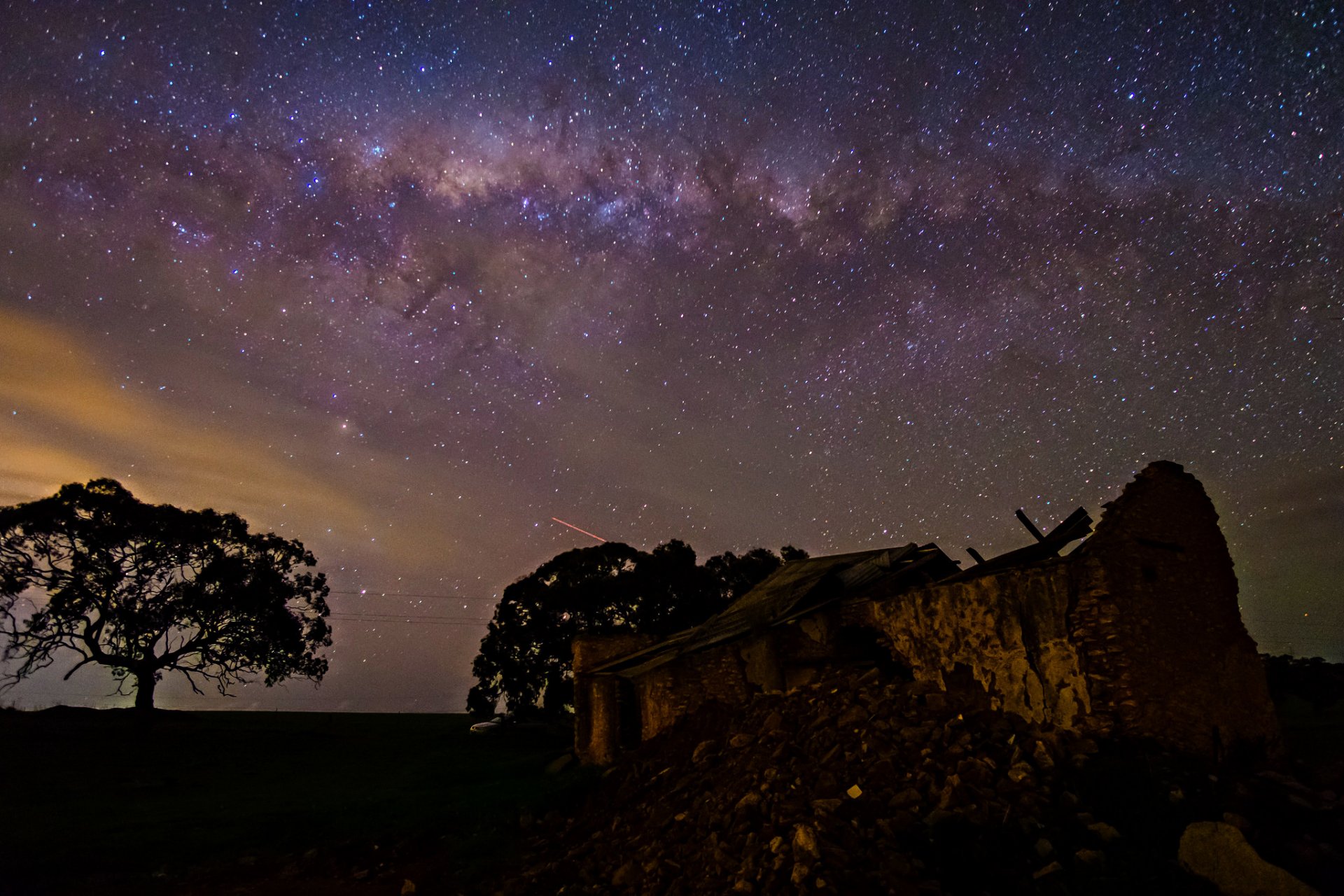 spazio stelle notte spazio via lattea alberi rovine