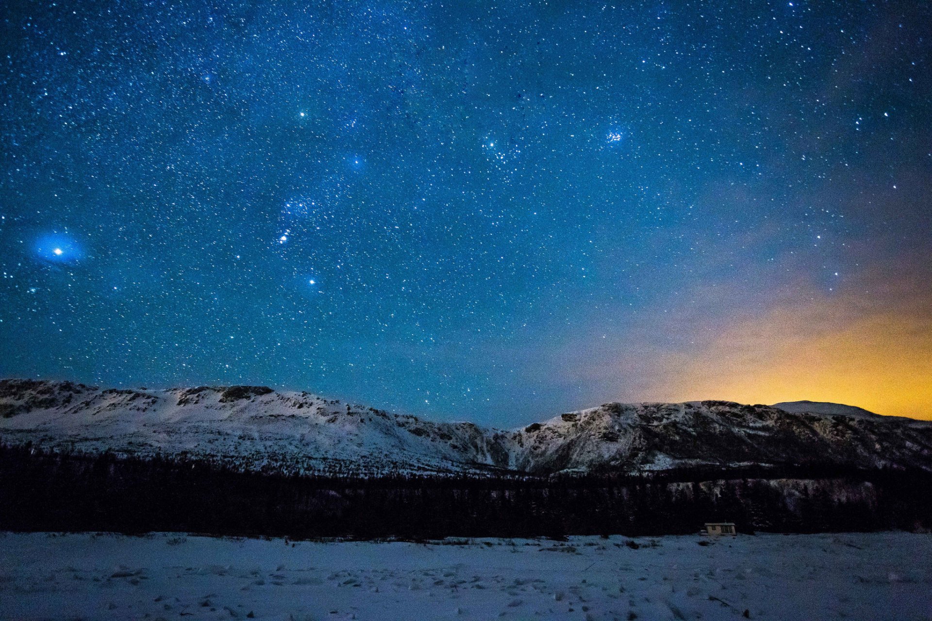 voie lactée espace montagnes lumière neige hiver arbres maison étoiles mystères