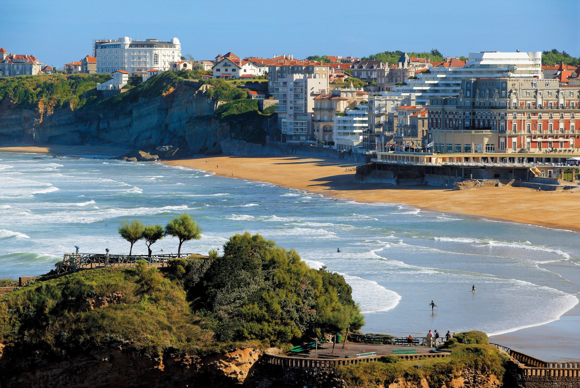 ville plage station balnéaire côte montagne mer vagues