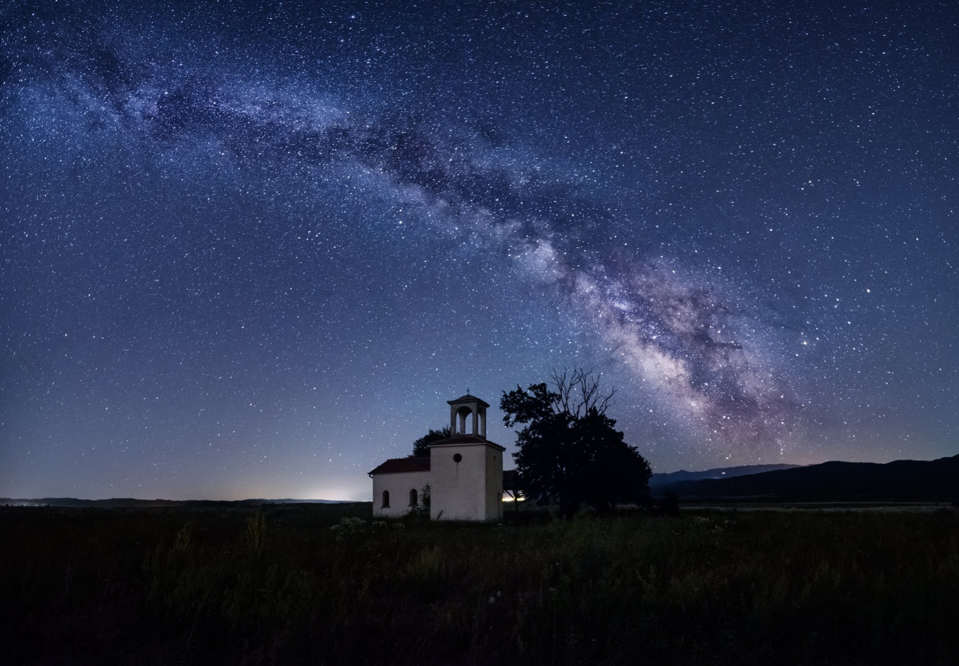 vía láctea capilla de san pedro y san pablo bulgaria sofía campo colinas árbol estrellas misterios