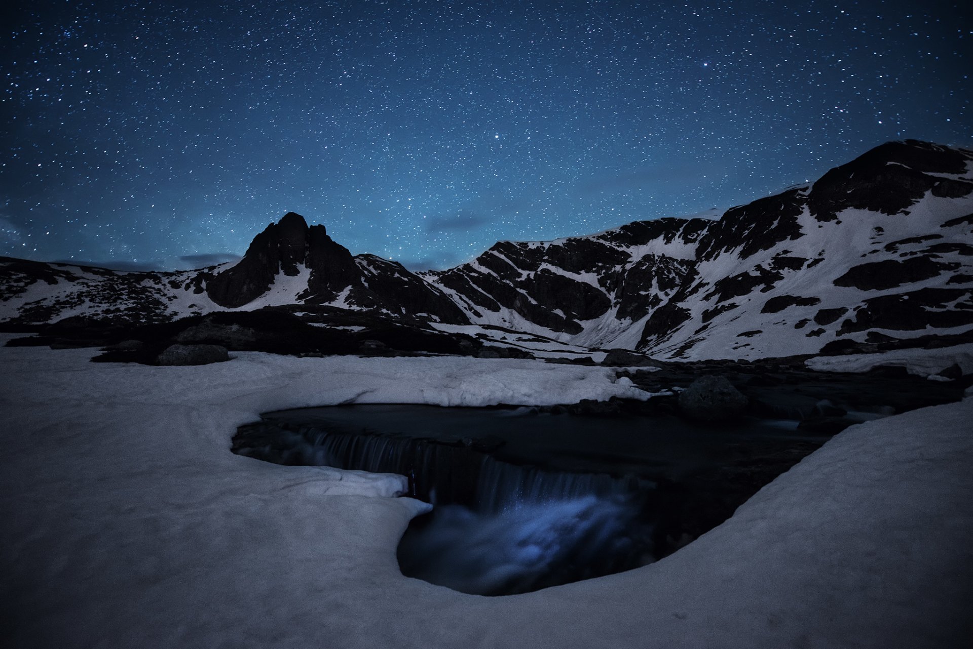 via lattea spazio stelle ruscello cascata ghiaccio montagne mistero