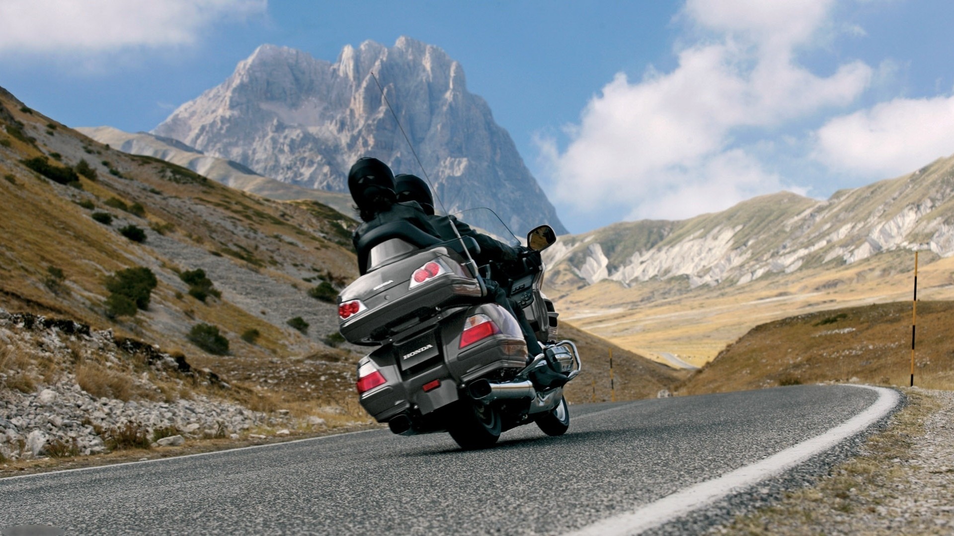 motocicleta carretera bombardero