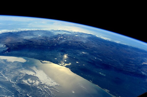 La tierra con la ISS en el espacio abierto se ve excelente