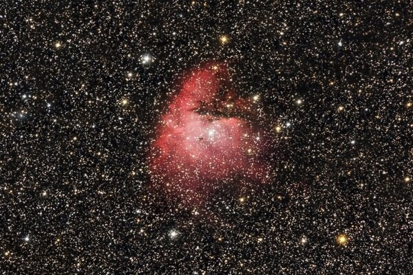 UNA MANCHA DE NIEBLA ROJA EN EL ESPACIO