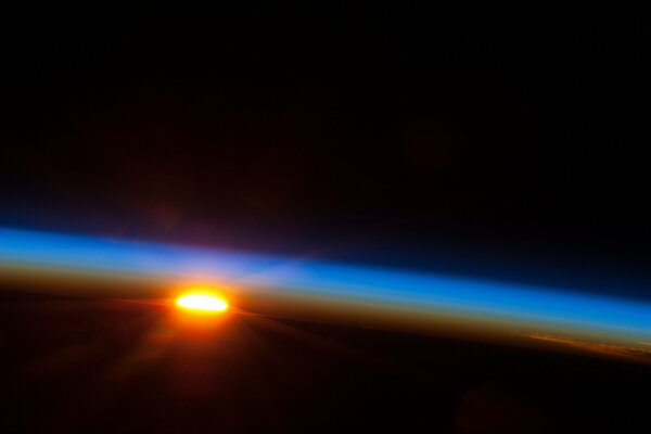 Amanecer en el espacio sobre el océano Pacífico