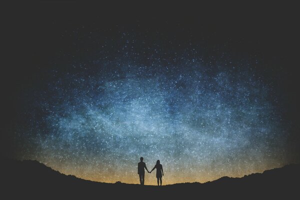 Couple d amoureux sur fond de ciel étoilé