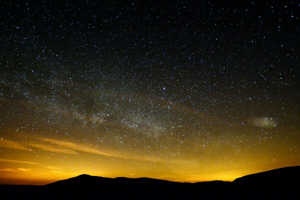 L infini cosmique des étoiles au coucher du soleil