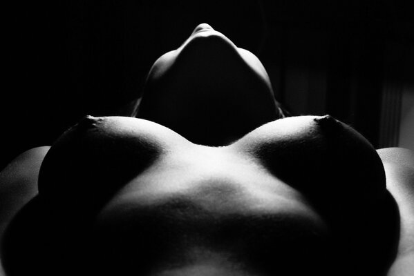 Foto in bianco e nero del seno nudo