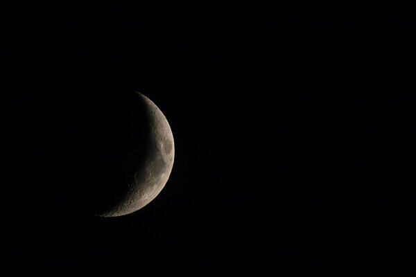 Mond aus dem Weltraum auf schwarzem Hintergrund