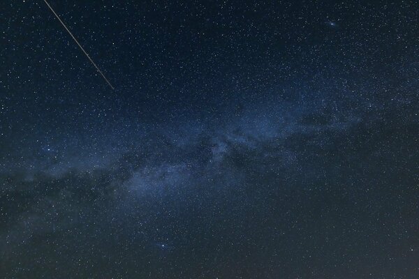 Cometa cruzando la vía láctea