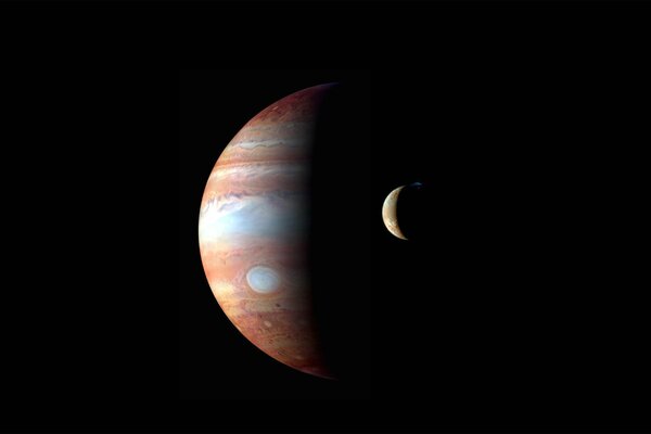 Giove e la sua luna nel sistema solare