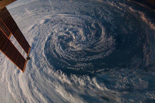 Ouragan et tempête sur la planète par satellite