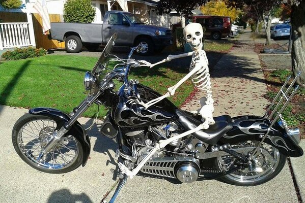 Drôle de photo-un faux squelette est sur le point d aller sur une moto
