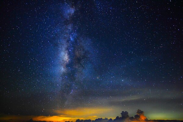 Nachtsterne und die schöne Milchstraße erhellen den Weg