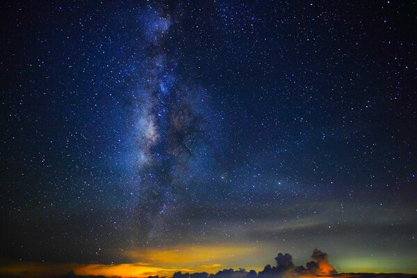 Las estrellas nocturnas y la hermosa vía láctea iluminan el camino