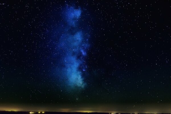 La vía láctea en el cielo estrellado