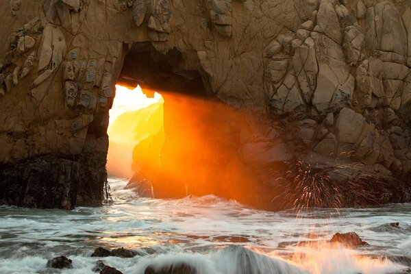 Luce solare attraverso un arco di pietra sopra l acqua