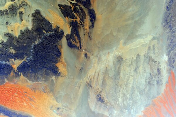 Erupción volcánica vista desde el espacio