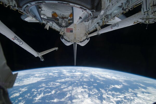 Transbordador espacial estadounidense y vista sobre el planeta Tierra desde el espacio