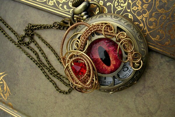 Goldene Steampunk-Uhr mit Locken und Drachenauge