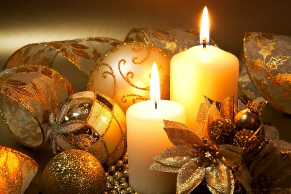 Noworoczny złoty obraz ze świecami