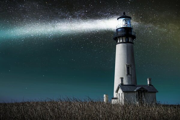 The lighthouse in the field passes the rays of the evening sky