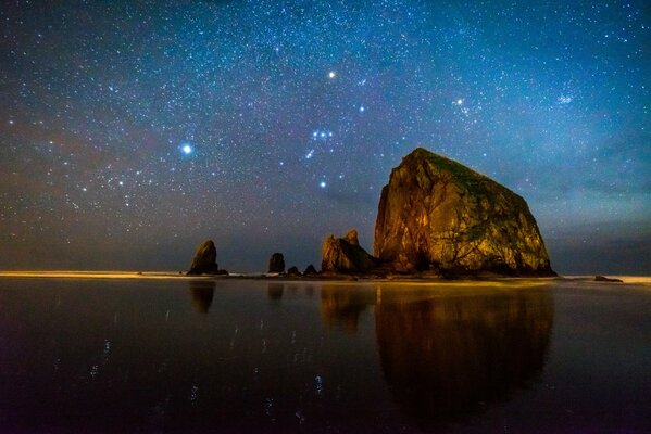 Isla de piedra, un espejo Wada con un reflejo del cielo