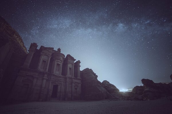 Castello sullo sfondo di un cielo stellato vista mistica