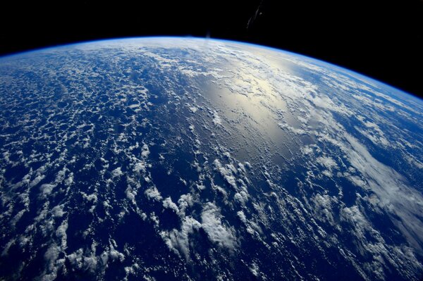 Blick aus dem Weltraum auf den riesigen Ozean auf der Erde