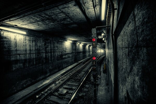 Nel tunnel della metropolitana, solo la luce viene riflessa dai viaggi