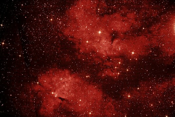 Imagen de una nebulosa roja en el espacio