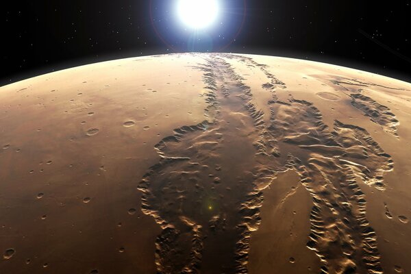Spazio infinito e vista della superficie di Marte e delle sue pianure