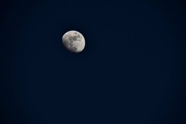 Cielo notturno con una bella luna